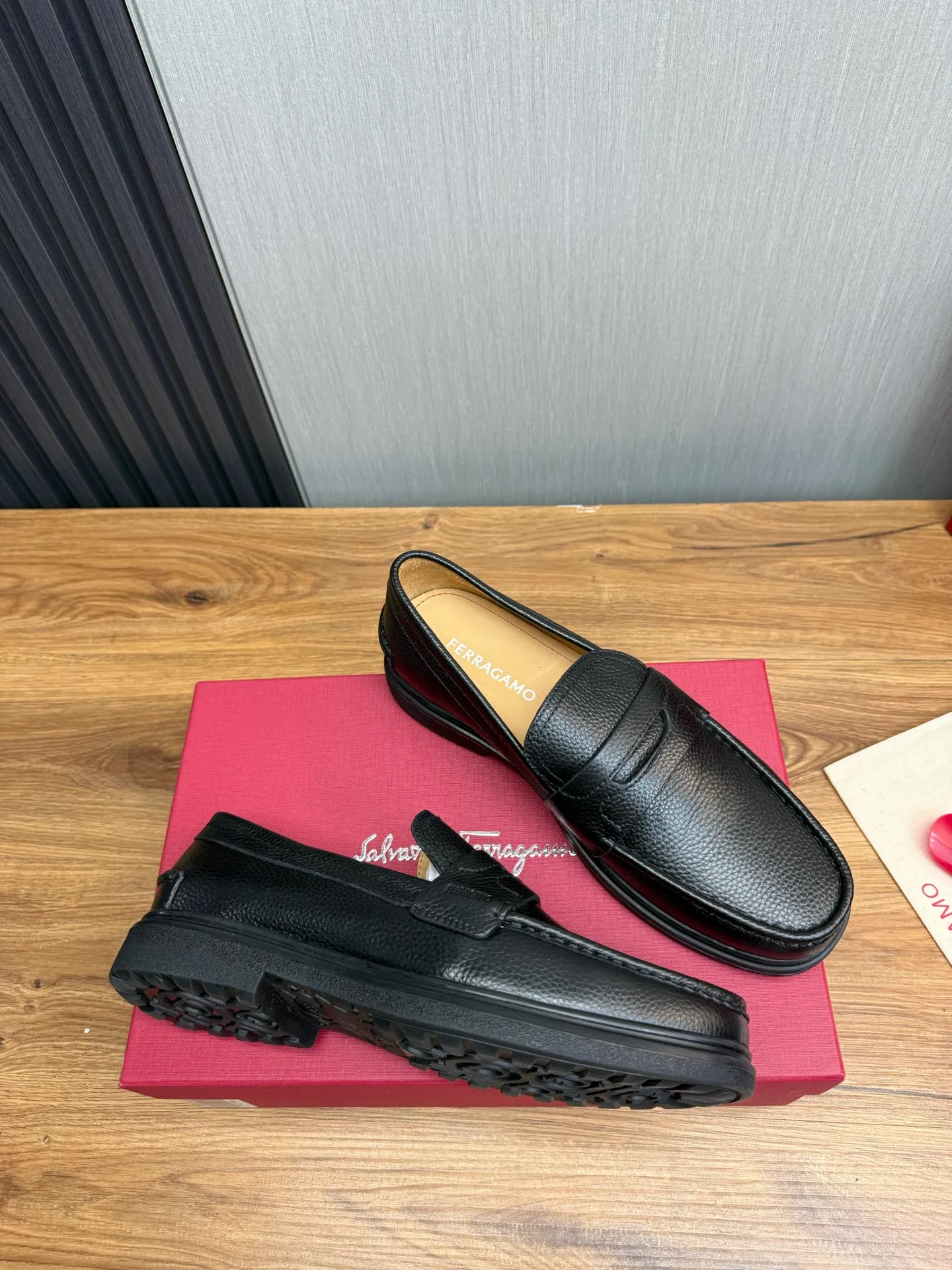 Men's shoes 💰800💰 Ferragamo. [Ferragamo] Men's Loaf leather shoes, the latest hot style, 1:1 original purchase quality, top quality, imported open-edge beaded cowhide leather on the upper, hand-made three-dimensional stitching highlights the round toe design, the inner feet are made of imported cowhide, with original wear-resistant rubber outsole, matching code 39-44, (38, 45 custom-made, non-refundable)